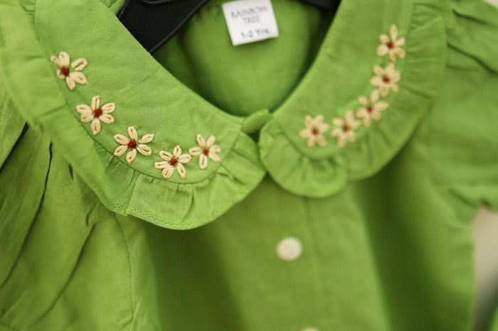 Discover the adorable 100% cotton Peter Pan collar top for girls, offering soft, breathable comfort and timeless style for any occasion.