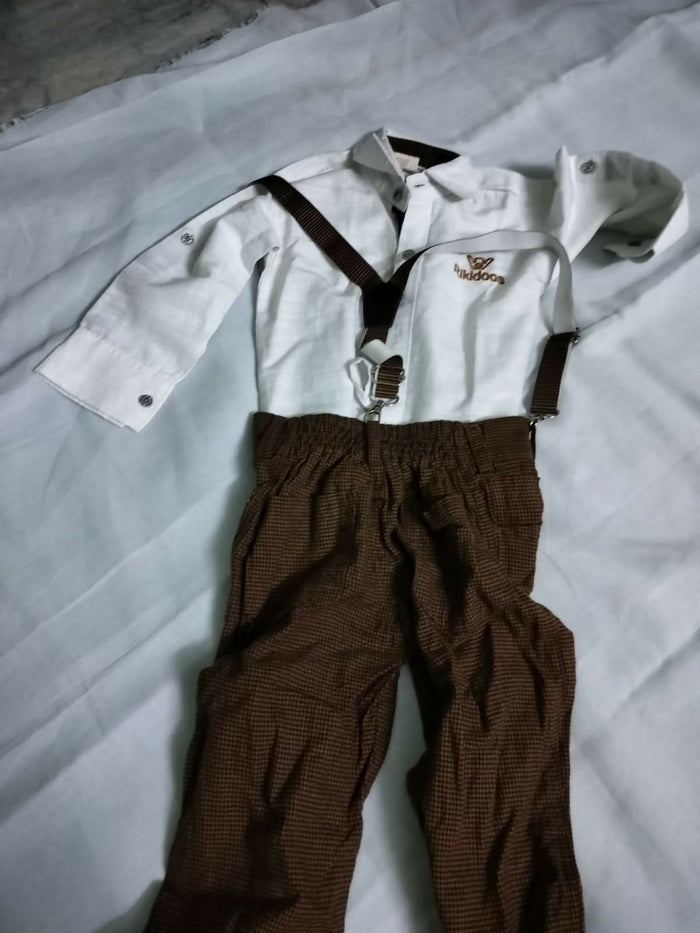 Dress your baby in playful style with our Dungaree Set, offering comfort and cuteness for every adventure.
