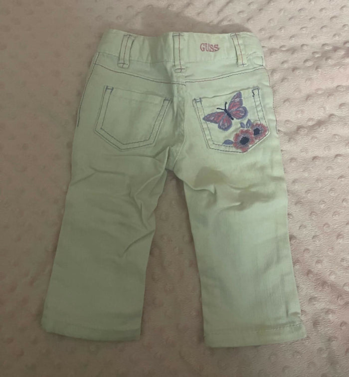Style meets comfort with GUESS Jeans for Kids - the perfect choice for trendy little fashionistas everywhere!