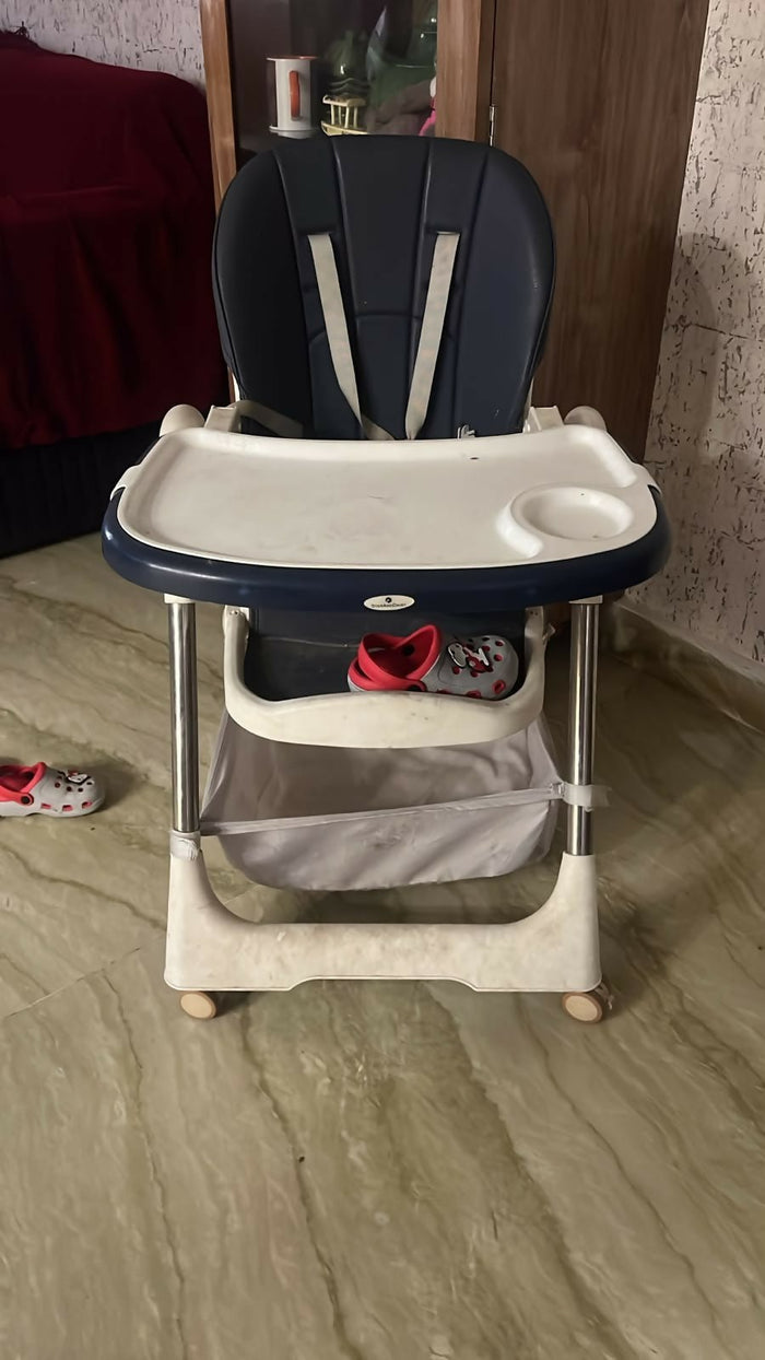 STAR AND DAISY Galaxy Star High Chair with comfortable padded seat, adjustable feeding tray, safety harness, sturdy frame, footrest, and easy-clean design for convenient baby and toddler mealtimes.