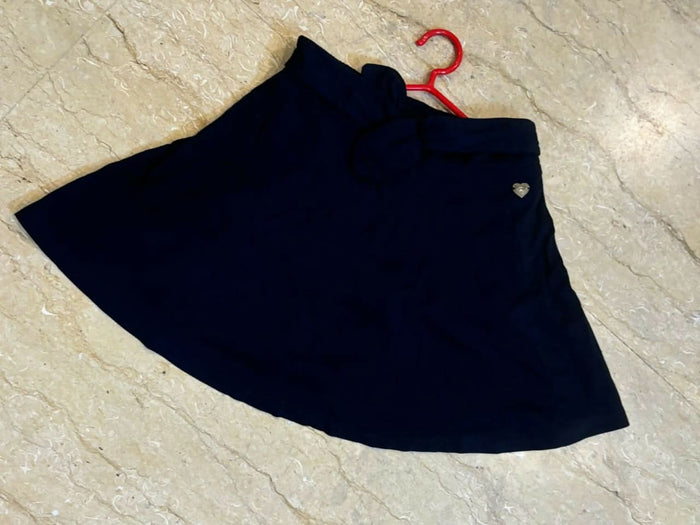 Blue skirt for girls, comfortable and stylish, ideal for casual and special occasions, with an adjustable elastic waistband.